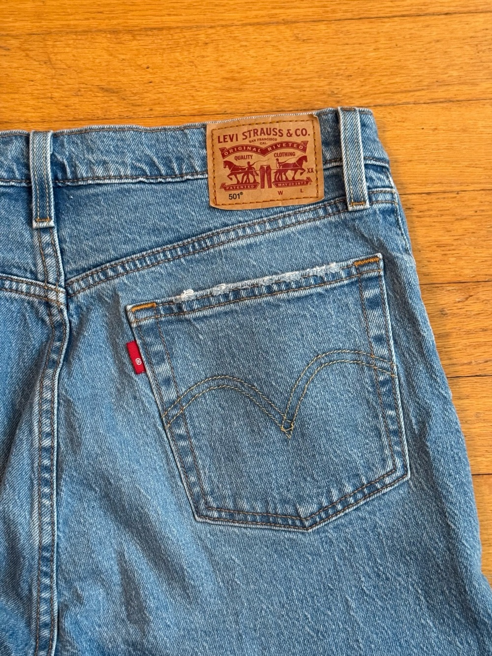Levi's 501 Light Blue Denim Straight Jeans (100% Cotton)